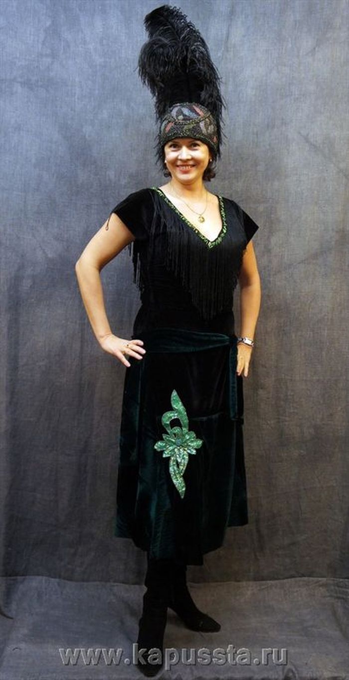 Платье зеленое с вышивкой и перьями
